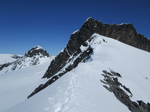Mot sørvesteggen på Skeia sentralt i bildet med Store Smørstabbtind i bakgrunnen