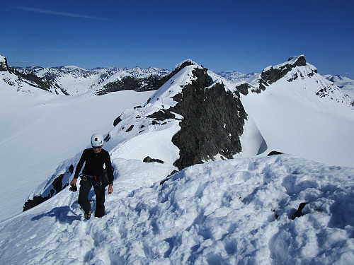 På vei mot Skeias vesttopp med hovedtoppen, Vesle- og Storebjørn i bakgrunnen