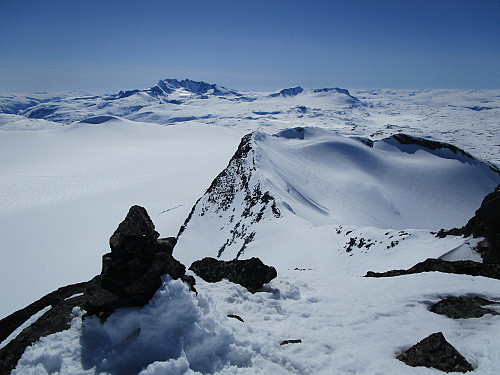 Ved toppvarden på Skeia med tilbakeblikk mot Kalven og innsteget for klatreruta helt til høyre