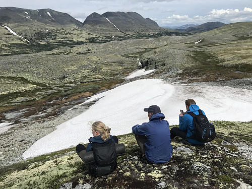 Tilbakeblikk mot Dørålsetrene med den karakteristiske Dørålsglupen. I framgrunnen sees et av flere gjel ved Skranglehaugane