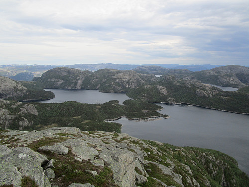 Klassisk motiv frå Naganibba; me ser Hengjanevatnet og Svortingsvatnet med eidet, dessutan Ytre Buksetjødna og ein flik av Troppevatnet