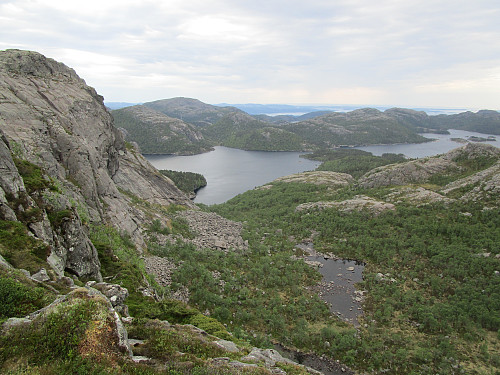 Flott utsikt ned Djupedalen mot Hengjanevatnet og Svortingsvatnet lenger ute. Den dominerande toppen er Moslivarden