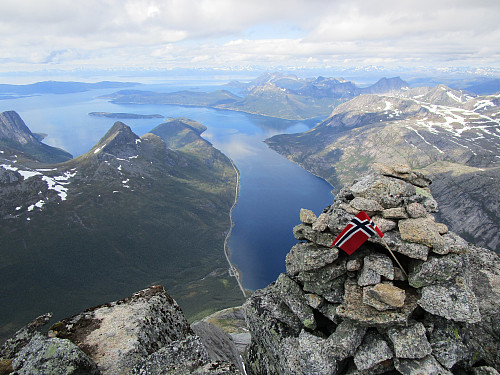 Enestående utsikt mot Stefjorden, Ofotfjorden og Lofoten lengst i vest