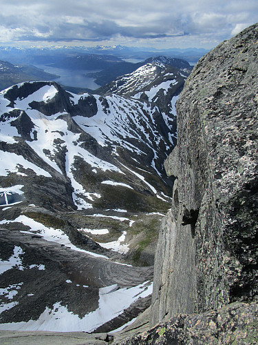 Ditto ned "1000 metersvæggen" (F. Schjelderup) mot Storelvdalen og Kjøpsvik langt der ute