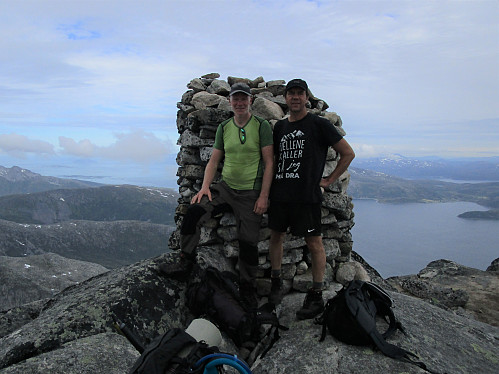 Fornøyde kamerater på toppen av Kvaløya!