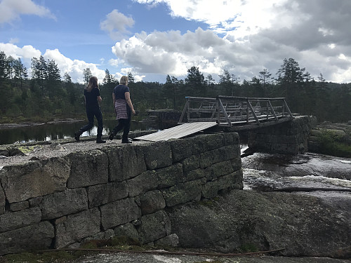 Over den flott oppmurte fløtedammen i Bjønntjønn