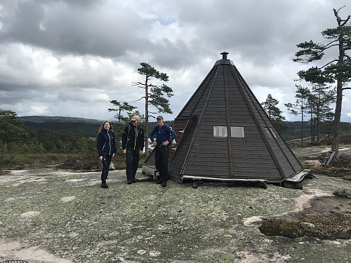 Ved lavvoen under Breivassåsen, hvor man kan raste og overnatte