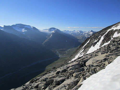 Utsikten åpner seg mot Leirdalen med bl.a. Bukkehø og Søre Illåbre til venstre