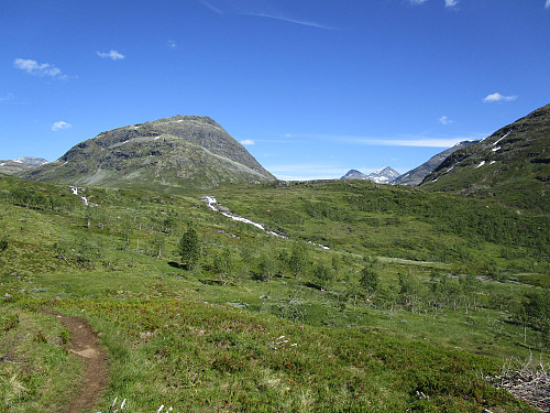 Fra Guridalsbøen mot Hillerhø og Storutladalen med Rauddalstindane