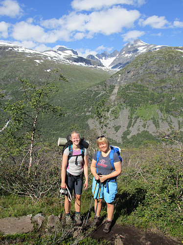 Mot Maradalen med sine Hurrungtindar
