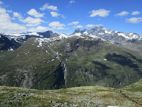 Hurrungpanorama med Maradalen og Midtmaradalen. Skoddedøla går flomstor fra den mindre kjente Skoddedalen