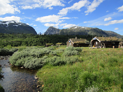 I vakre Vettismorki mot bl.a. Austre Ringstind
