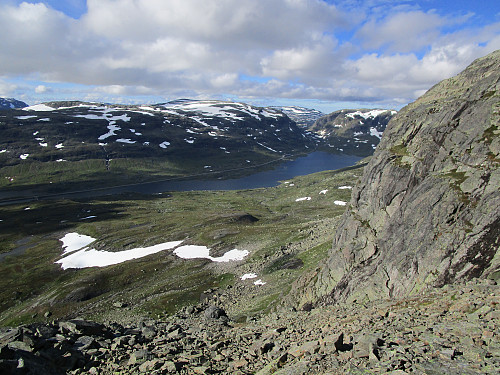 I den bratte urda øverst i oppstigningen mot Nupsenden med tilbakeblikk mot Ulevåvatnet, Midtfjellsvollen og Sveigen