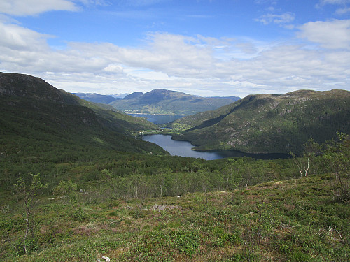I oppstigningen med utsikt mot Gjerdesdalsvatnet og Sandeidfjorden. Lysenuten dominerer i bakgrunnen