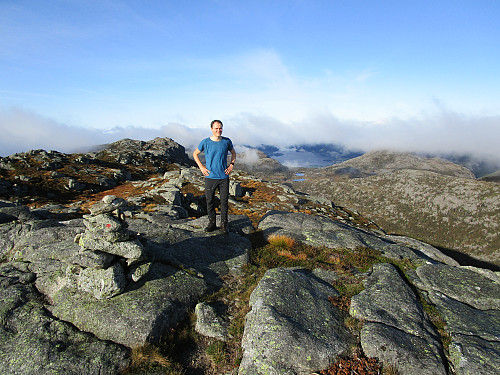 På Tibergfjellet kl. 1000, dagens andre stortopp. Me ser bl.a. tilbake til Bjørheimsheia og Bjørheimsvatnet