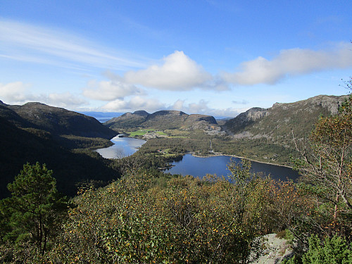 I oppstigninga mot Heiahodnet med tilbakeblikk mot Dala- og Liarvatnet. Me passerer alt 10 km og 1000 høgdemeter på turen