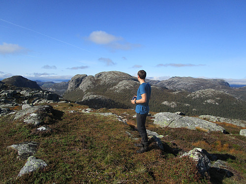 På Krossfjellet kl. 1315, dagens fjerde stortopp, med tilbakeblikk mot bl.a. Heia- og Småsilhodnet sentralt
