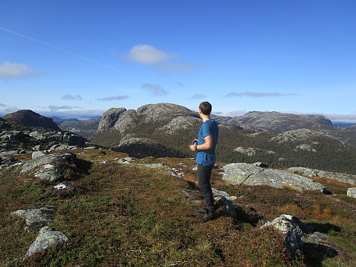 På Krossfjellet kl. 1315, dagens fjerde stortopp, med tilbakeblikk mot bl.a. Heia- og Småsilhodnet sentralt