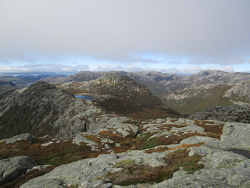 Utsikt vestover Revafjellet. Me ser vesttoppen nærast og bl.a. tilbake mot Tibergfjellet og Krossen, og med Reinaknuten til høgre