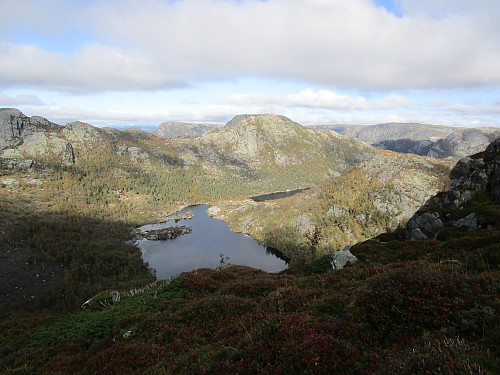 I oppstigninga mot Naganibba med utsikt mot Nagatjødnane og Krossfjellet