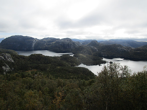 I nedstigninga mot eidet mellom Hengjane- og Svortingsvatnet. Husafjellet ovanom Hengjane dominere til venstre