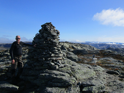 På Heiahodnet kl. 1200, høgast i Strand, og dages tredje stortopp. Høgaste punktet ligg 200m lenger aust