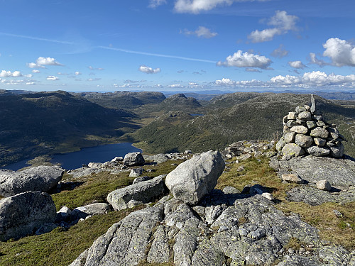 På Hardhausen med flott utsikt mot Sunnmork. Me ser langt innover Nystøldalen med Tindafjellet, og med Hjelmen og Stemvatnet nærare