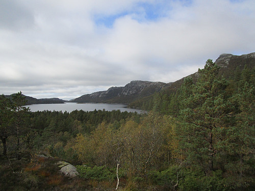 På eit høgdedrag (med fjellbolt) på eidet, med utsikt ut Svortingsvatnet. Naganibba dominerer sjølvsagt herifrå