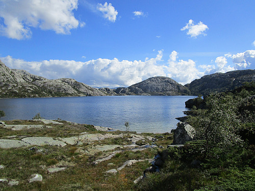 Tilbakeblikk frå vestenden av Kvednavatnet