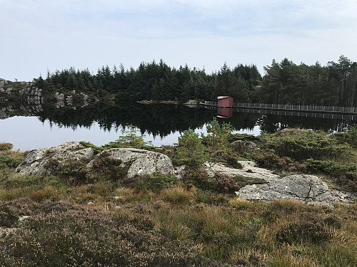 Ved speilblanke Litlavatnet