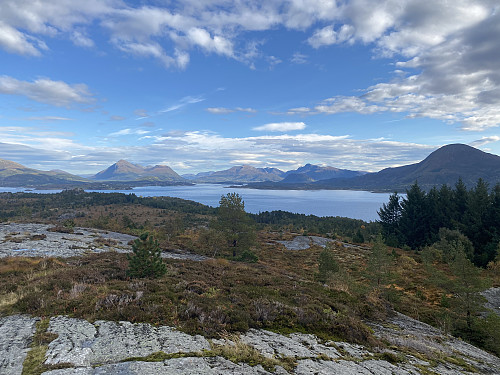 Mot Elnesvågen med Jendemsfjellet til høgre