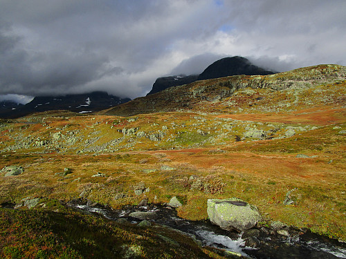 Solgløtt under mørk himmel. Store Nup og Verjesteinsnuten dominerer
