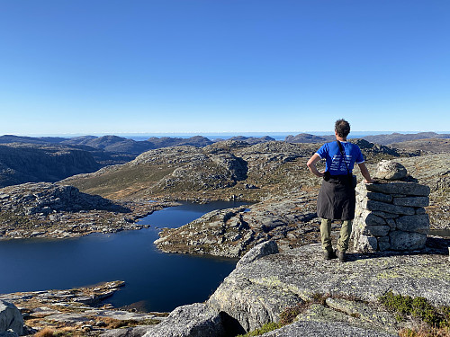 Herleg utsikt frå Bergeheia, nest høgaste punktet i området lansert som Preikestolen Nasjonalpark (nest etter Vongsa-massivet). Me ser heile fjellrekka i Jørpelandsheia frå Reinaknuten til Bratteliknuten frå ein uvanleg vinkel