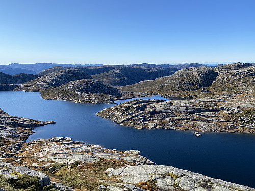 Frå litt nedanfor toppen av Bergeheia mot Høgavatnet og bl.a. Bratteliknuten og Steinfjellet sentralt