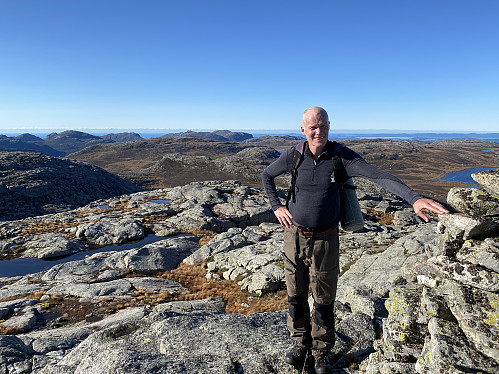 Svett og fornøgd på Krøysaheia! Dei næraste toppane er Lågahei og Venafjellet med Vardhusheia og Brogavassklubben like bak og Hildravatnet til høgre