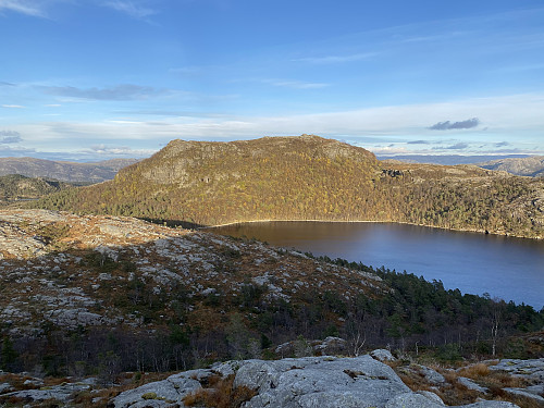 Mot Tjelmavatnet og Almåsen