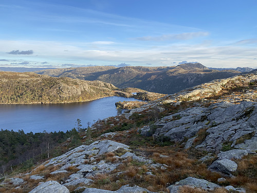 Mot utløpet av Tjelmavatnet og brekket mot Tysdalsvatnet, med bl.a. Krunefjell dominerandre på andre sida
