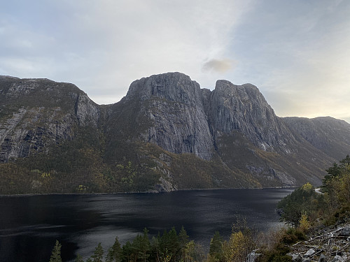 Reinaknuten ruvar majestetisk over Tysdalsvatnet