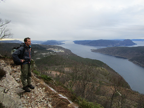 Småluftig på kanten mot Jøsenfjorden, med Nesvik og Ombo i bakgrunnen