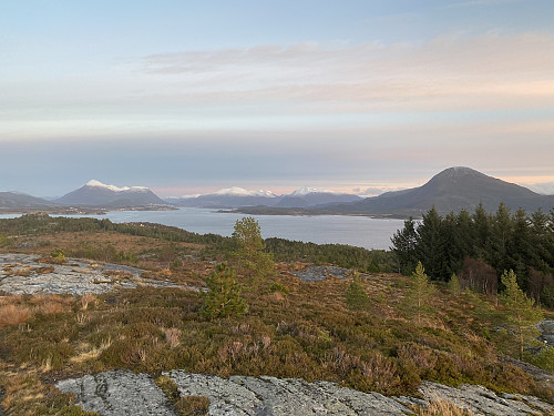 Mot Elnesvågen med Jendemsfjellet til høyre