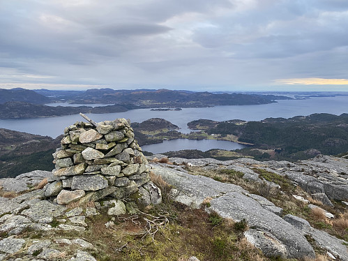 På Varen med flott utsikt mot Lerangsvatnet, Lerangsvågen og Høgsfjorden
