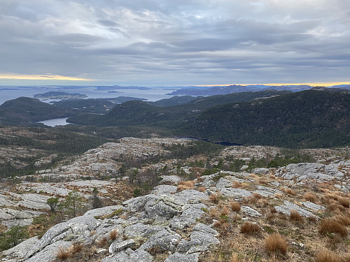 Frå Viddasfjellet med utsikt nordvestover. Me ser bl.a. Gåsavatnet og litt av Tjødnalitjødna, dessutan Eldridåsen, Gitlandsåsen og Hesten heilt til høgre