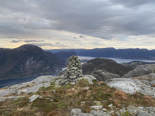 På Viddasfjellet med utsikt mot Lysefjordbrua og Forsand med Bergefjellet og Uburen, dessutan Sokkaknuten til høgre for varden