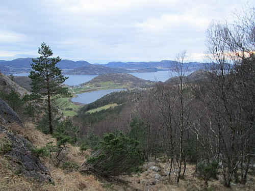 I oppstigninga mot Sokkaknuten med utsikt mot Ereviksvatnet og Høgsfjorden med Ådnøy