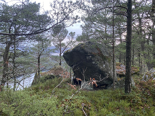 Flyttblokka på toppen av Askjeliåsen med Stemmavatnet nedanfor