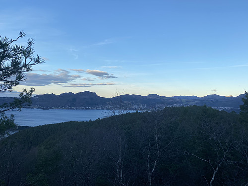 Utsikt frå Hausvikkammen mot Kalberg og Jørpeland