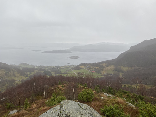 Frå oppunder toppen av Velandsåsen med utsikt nordover. Me ser mot Geitaskjer og Årdalsfjorden med Helgøy