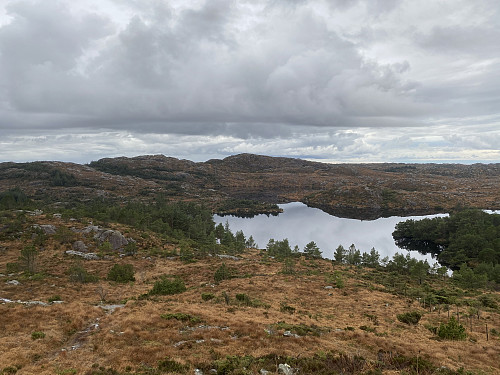 Mot Oskereidvatnet og Nordre Sålefjell med sine to toppunkt