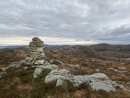 På nordtoppen på Nordre Sålefjell med tilbakeblikk på sørtoppen og Søre Sålefjell. Nordtoppen er marginalt høgare enn sørtoppen