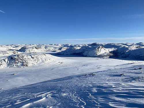 Frå oppunder toppen av Vardhusheia med utsikt austover mot Krøys. Me ser bl.a. Brogavassklubben nærast og Venavatnet